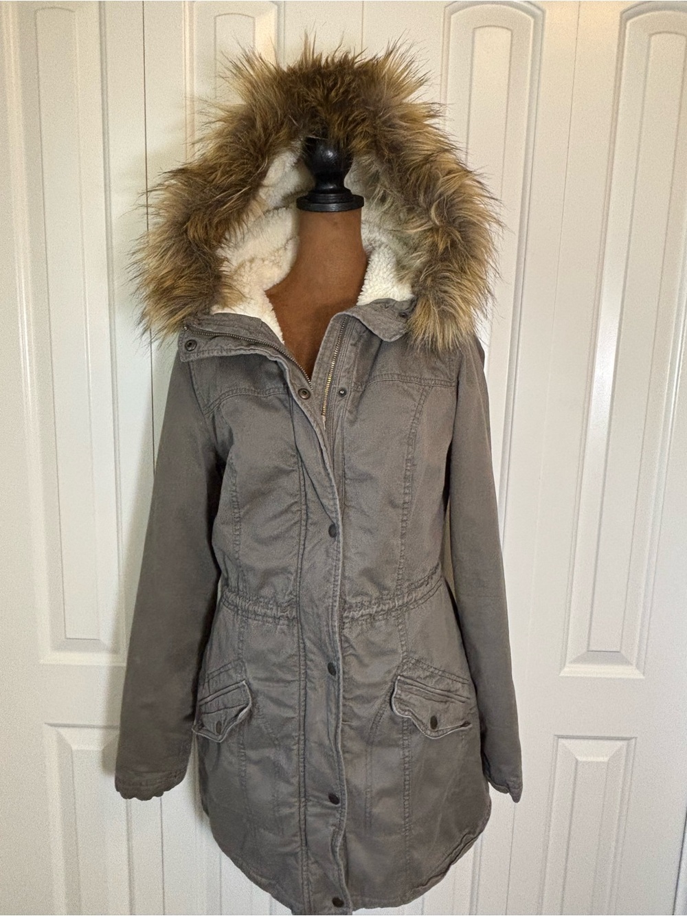 Hollister Gray Faux Fur Hooded Sherpa Parka Jacket EUC Size L - Picture 2 of 15